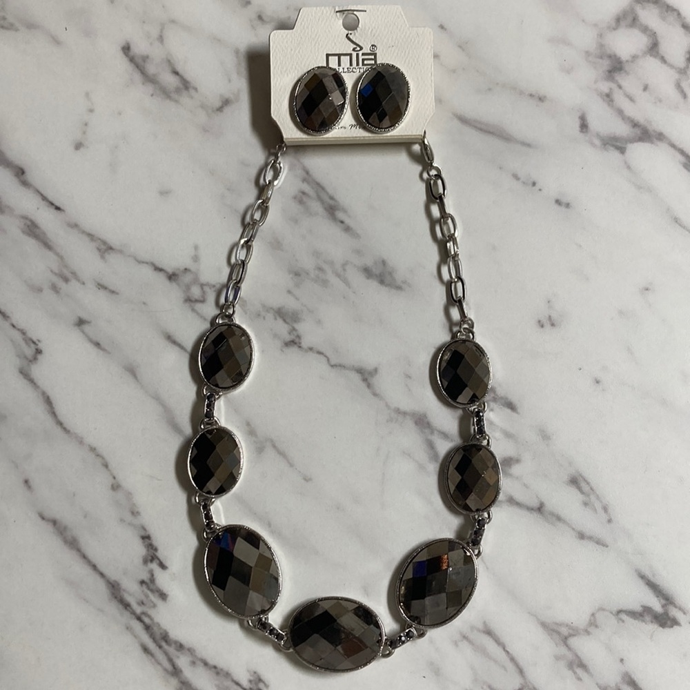 NWT Mia necklace & earrings set. (costume jewelry)